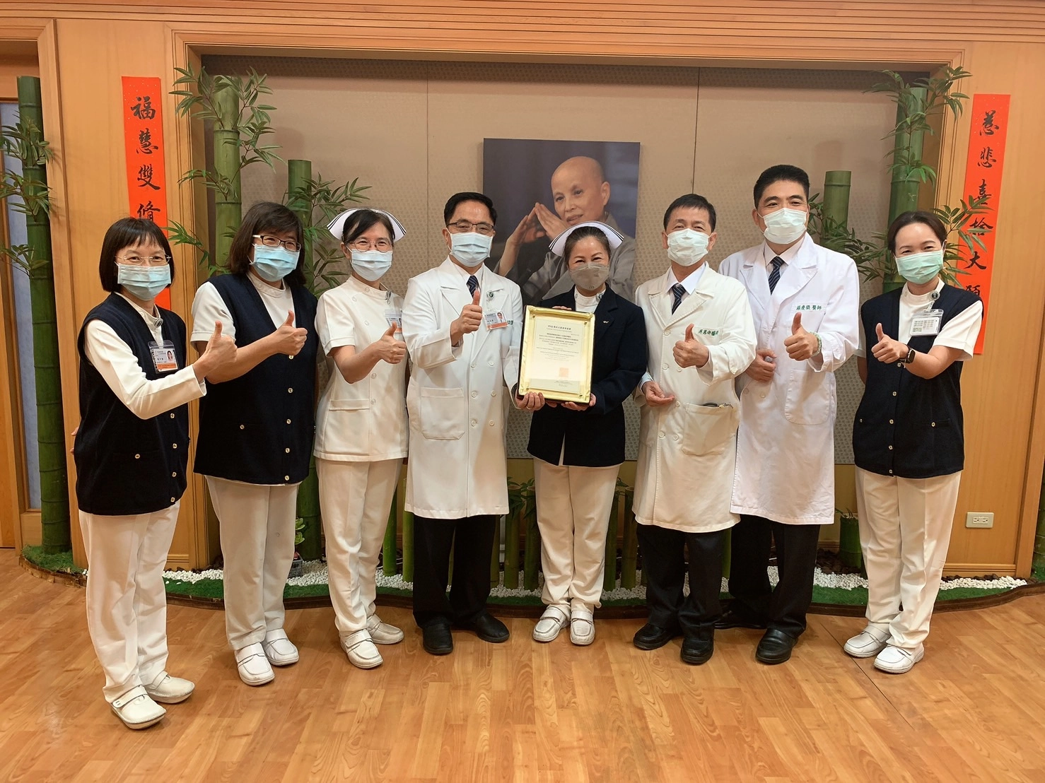 在副院長羅慶徽(右二)帶領下,護理部主任鍾惠君(右四)、副主任葉秀真(左三)、個案管理師張令雅(左一)、王懿萱(左二)、游雪峰(右一)、與新陳代謝科主任吳篤安(右三),將SNQ認證標章呈給花蓮慈院院長林欣榮(左四)。