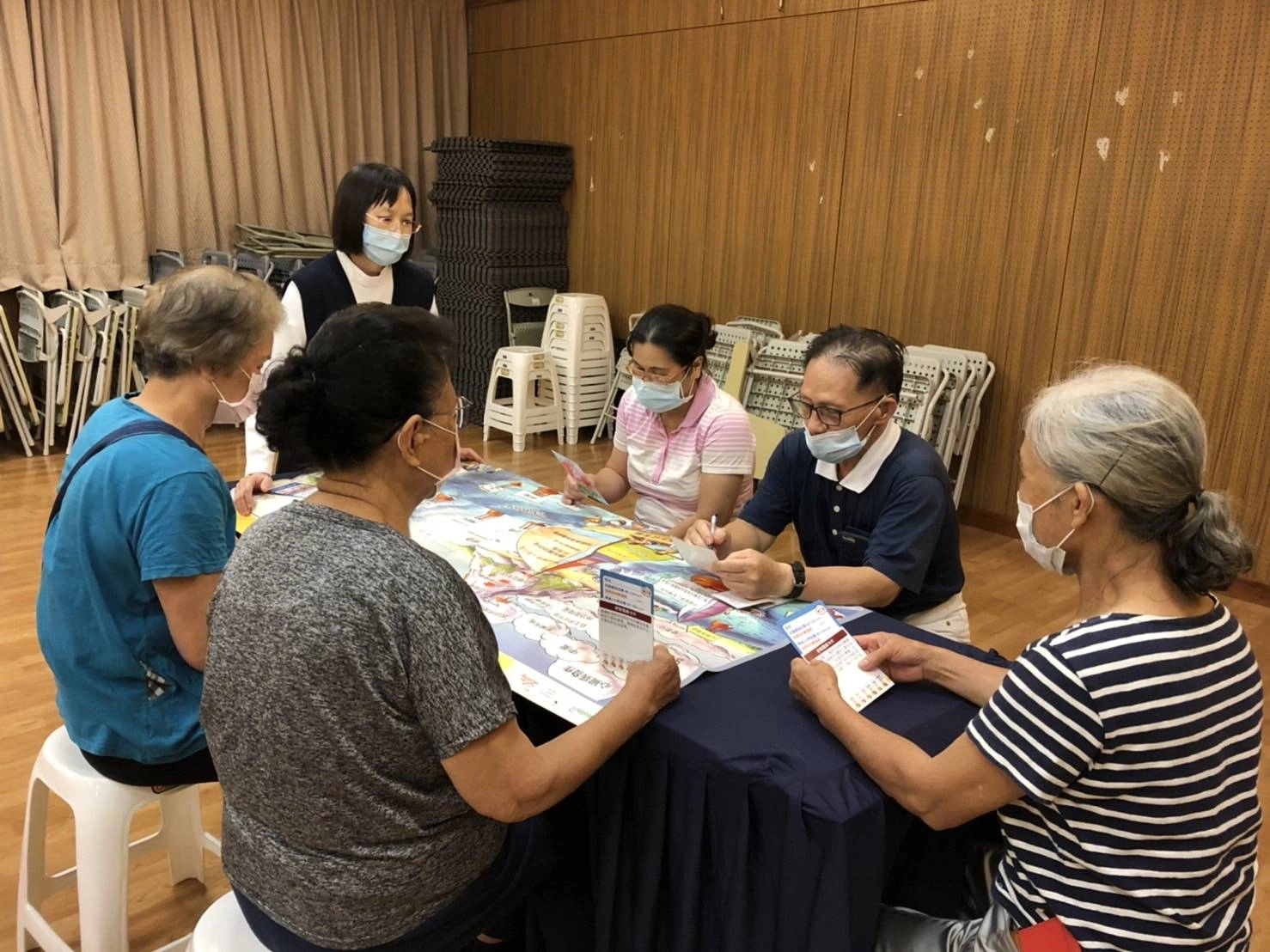 個管師運用小團體、視覺化之「看圖對話工具」,取代傳統教條式一對一衛教模式,提高糖友學習興趣。