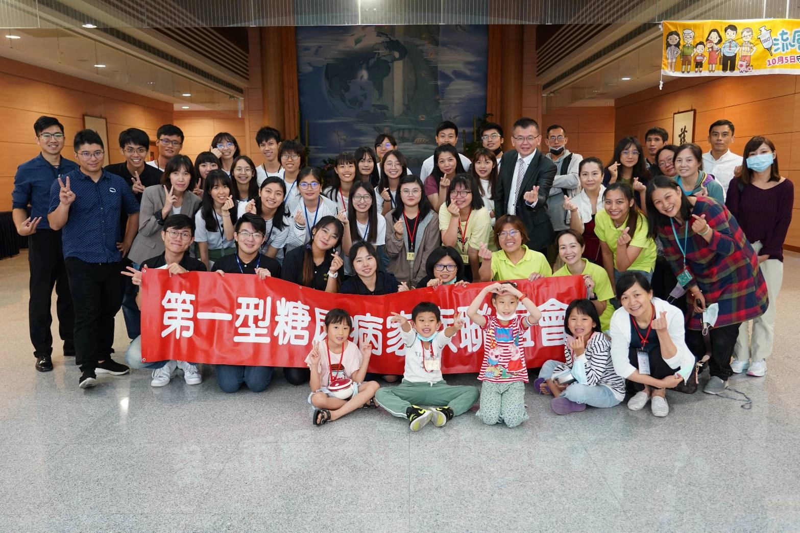 糖尿病醫護營照護團隊結合學校醫學生,每年寒暑假,熱鬧舉辦第一型糖尿病家族聯誼會,讓病童透過遊戲學習照護技能。