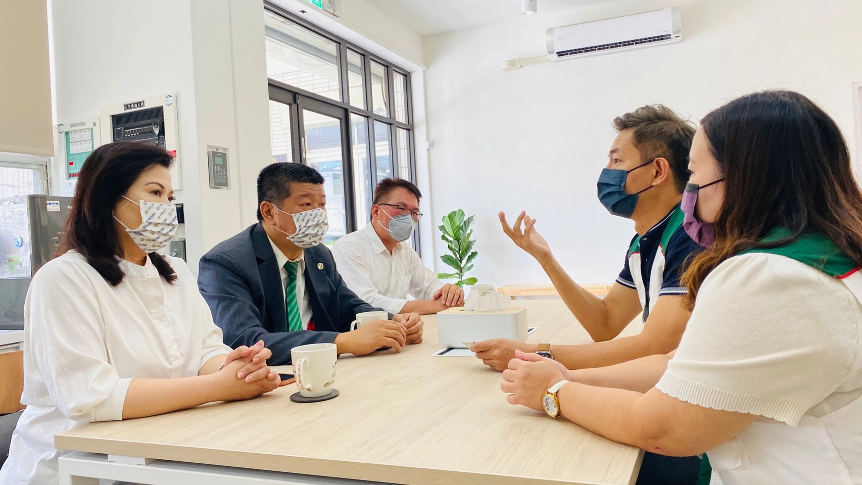 中心主任介紹本次獎助學金相關活動