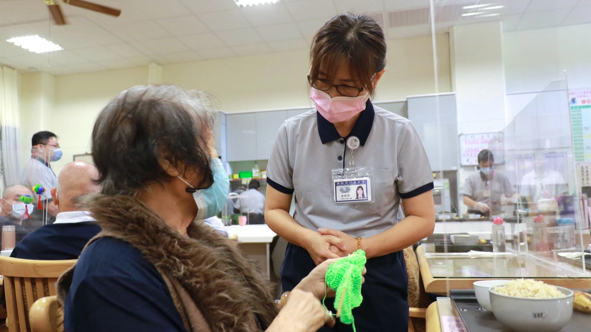 日照中心主任林秋燕(右)表示音樂可以讓長者放鬆心情,延緩失智與失能。