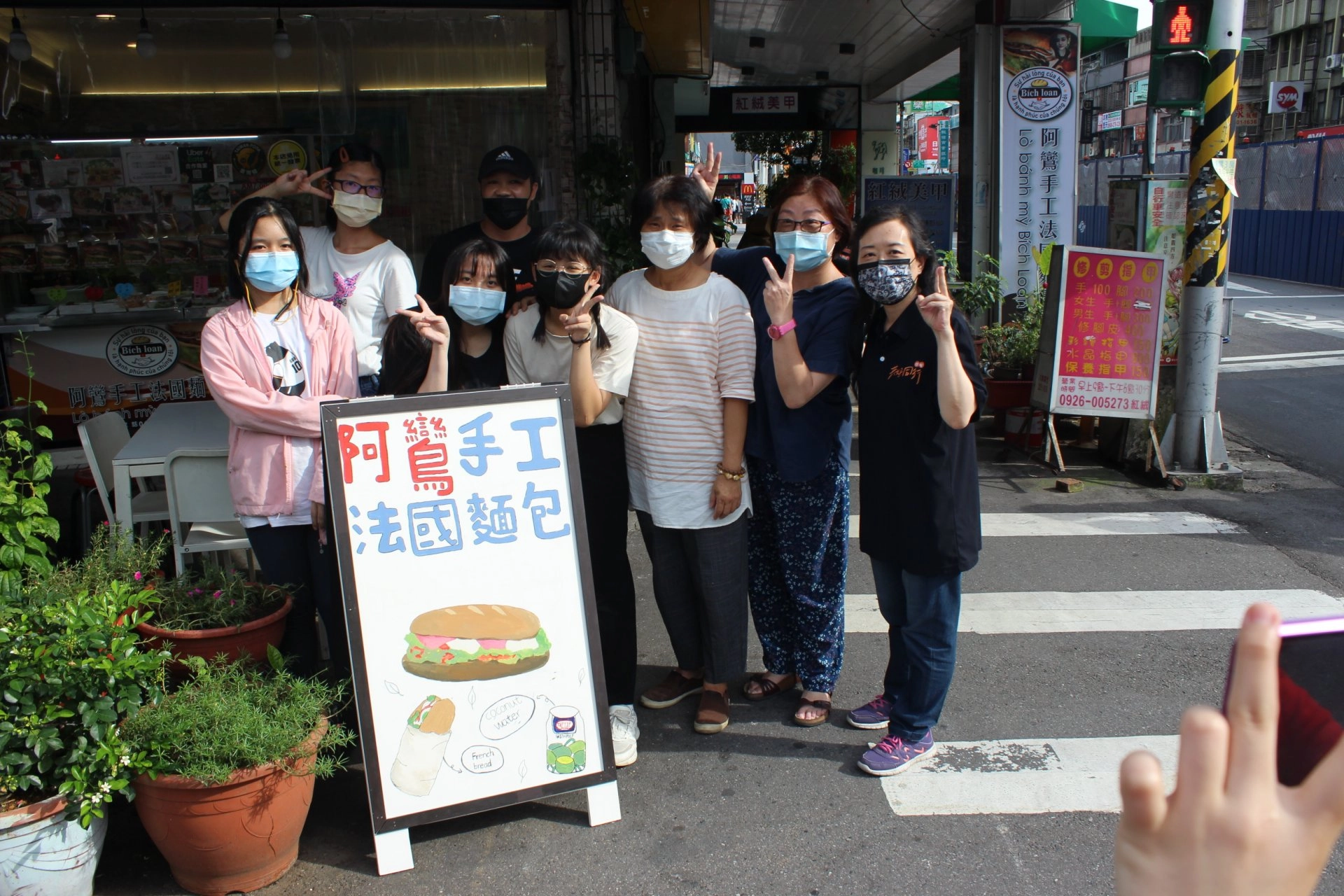 在妙音、芳惠老師的指導下,學員們順利完成彩繪招牌的任務,為店家添新意。