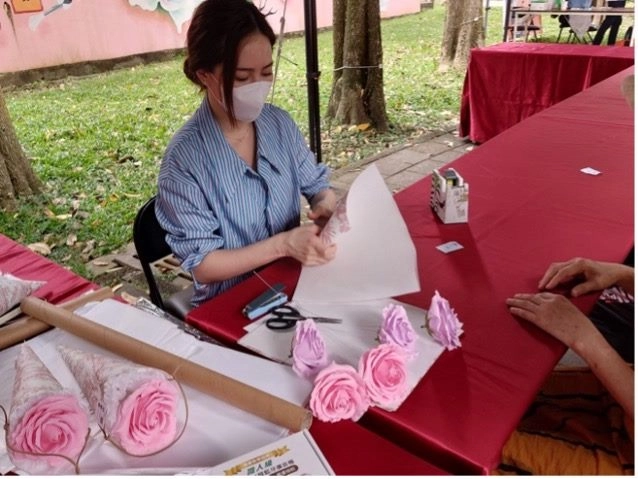 活動現場辦理寵物飾品手作攤位,讓飼主與毛孩一同體驗週末假日午後時光。