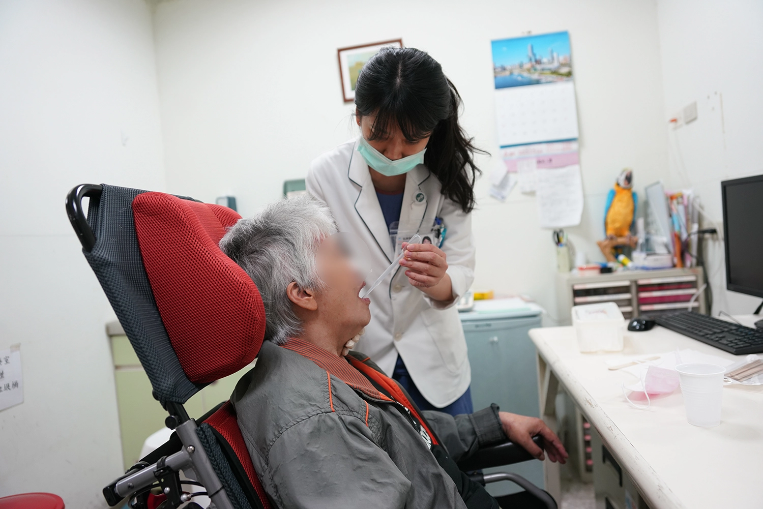 語言治療師林佳瑜藉由控制經口的水量,讓病人可以安全的由口喝水。