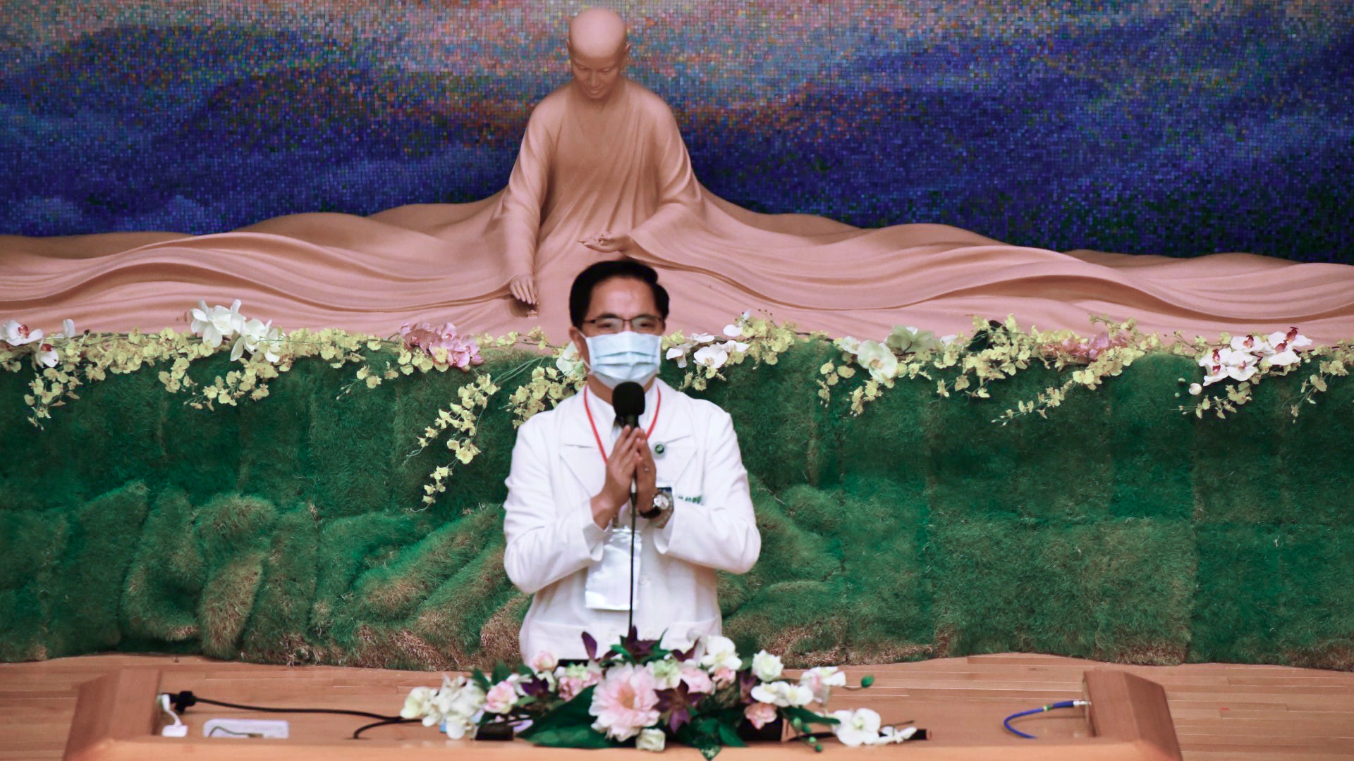 花蓮慈院林欣榮院長用佛法與醫學的角度說明,並預告花蓮慈院團隊已研究出用中藥降低憂鬱蛋白。
