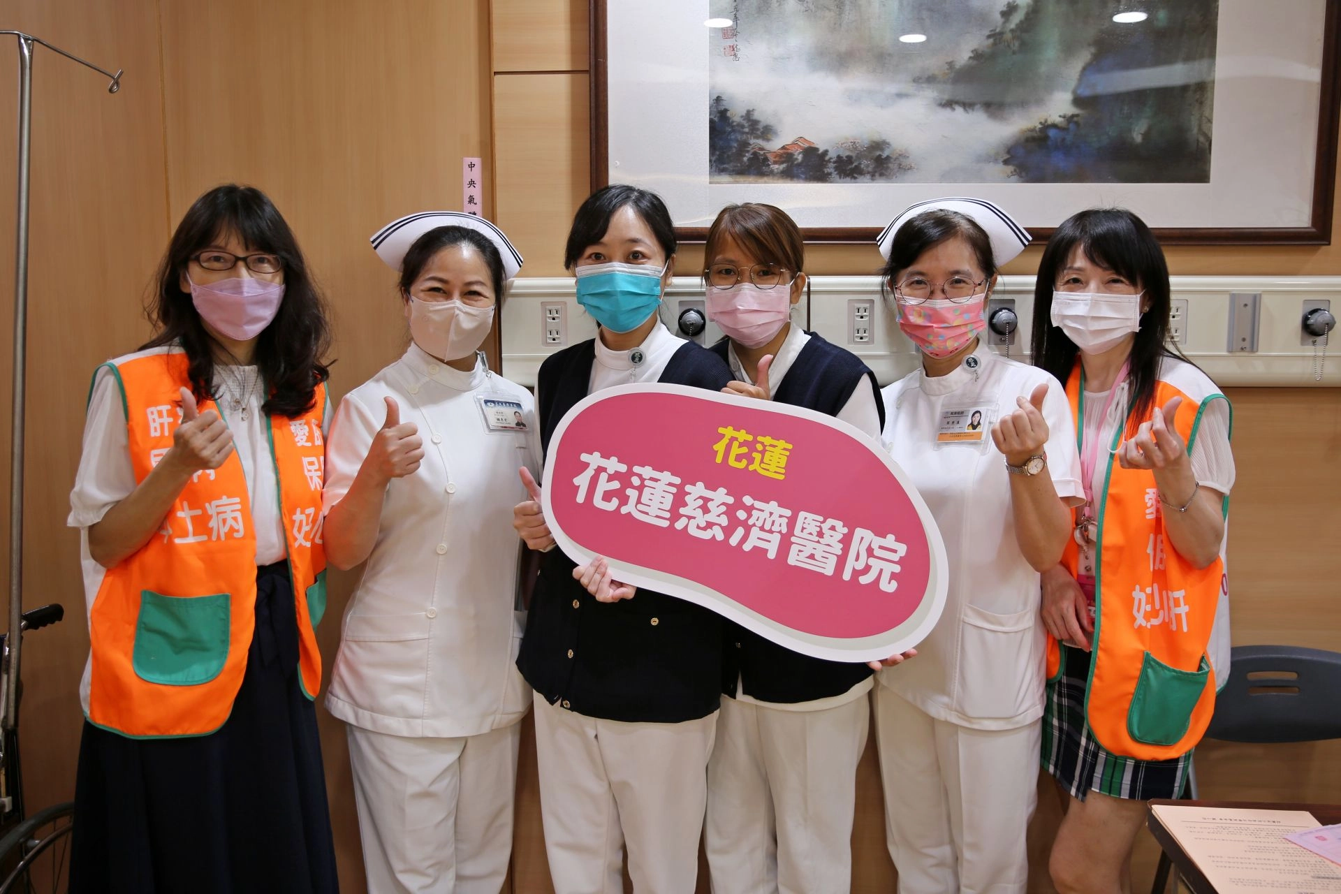 現場有個案管理師做衛教,還有護理部同仁發放素食小卡,讓前來進行腹部檢查的民眾能更加瞭解自己的身體,用正確的觀念保養沉默的肝臟。