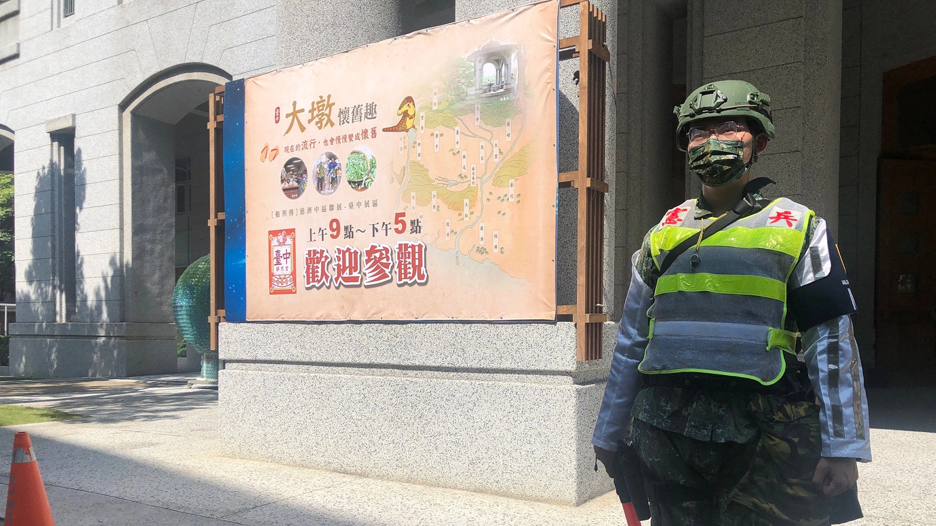 「萬安45號演習」警察弟兄、消防人員即便只是排練也是真槍實彈上場,盡心盡力,在演練過程中,一點都不馬虎。