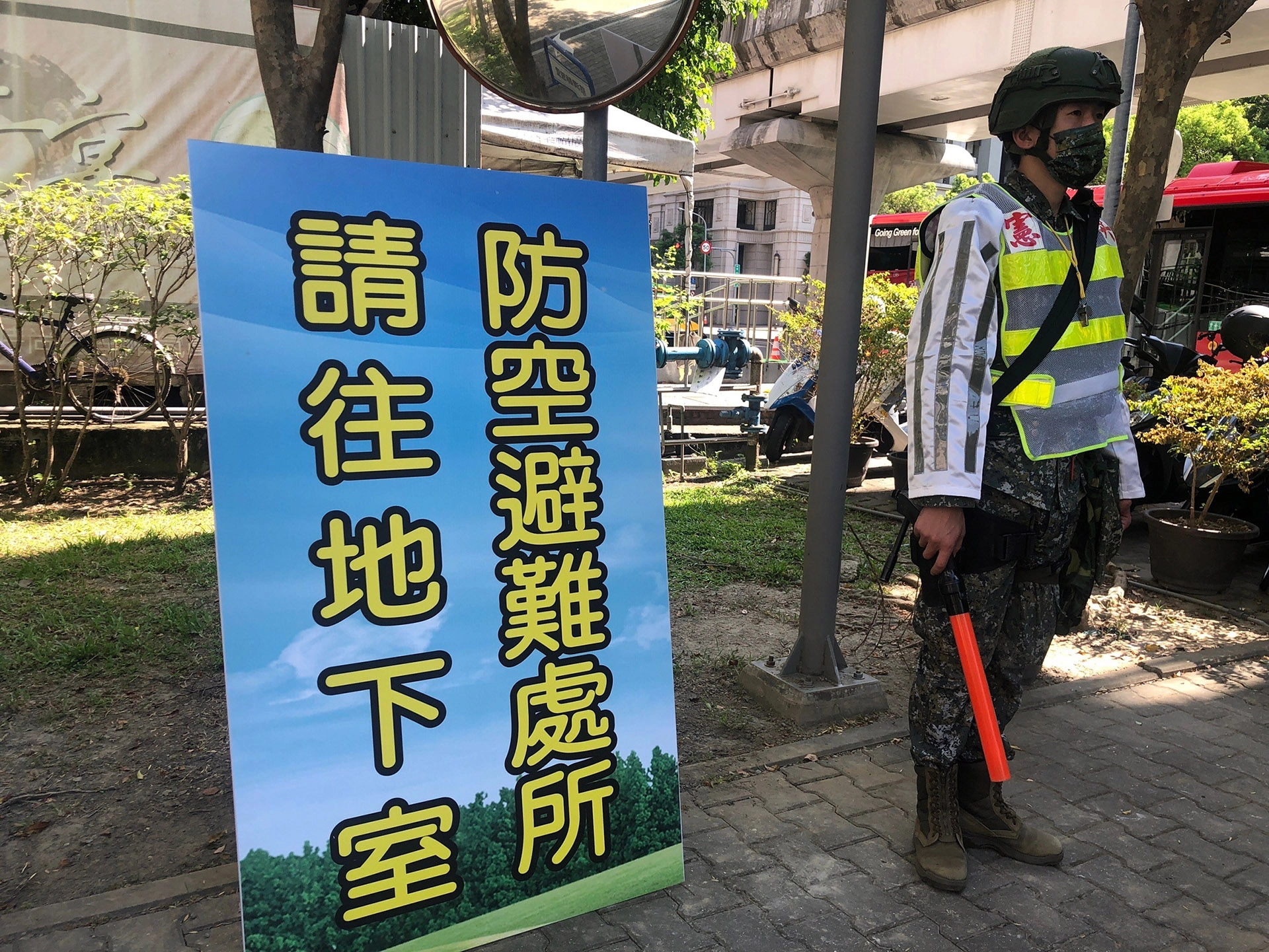 「萬安45號演習」警察弟兄、消防人員即便只是排練也是真槍實彈上場,盡心盡力,在演練過程中,一點都不馬虎。
