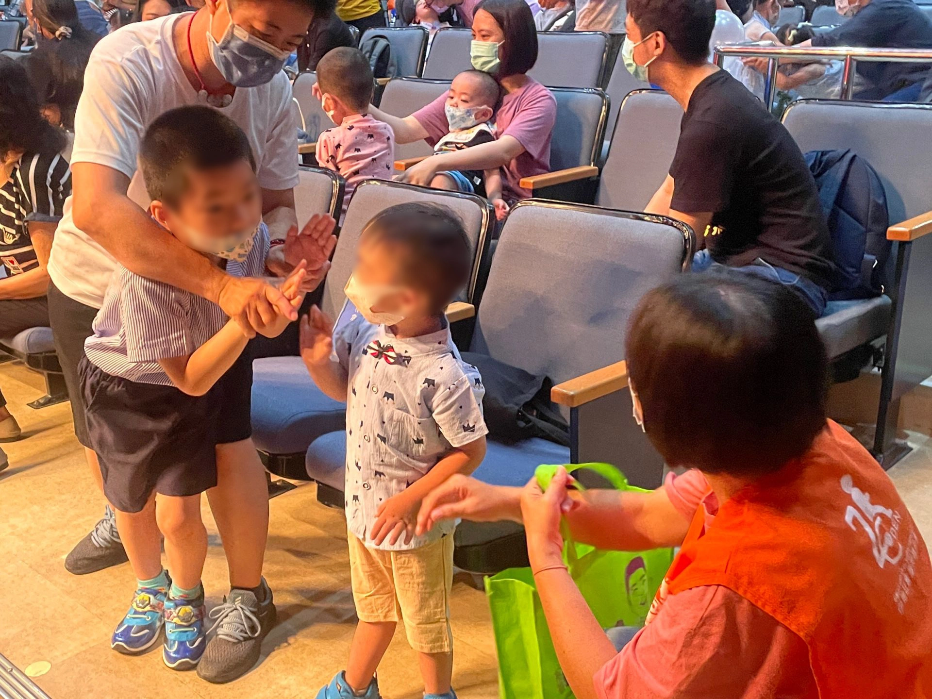 家長和孩子擁抱慶畢業