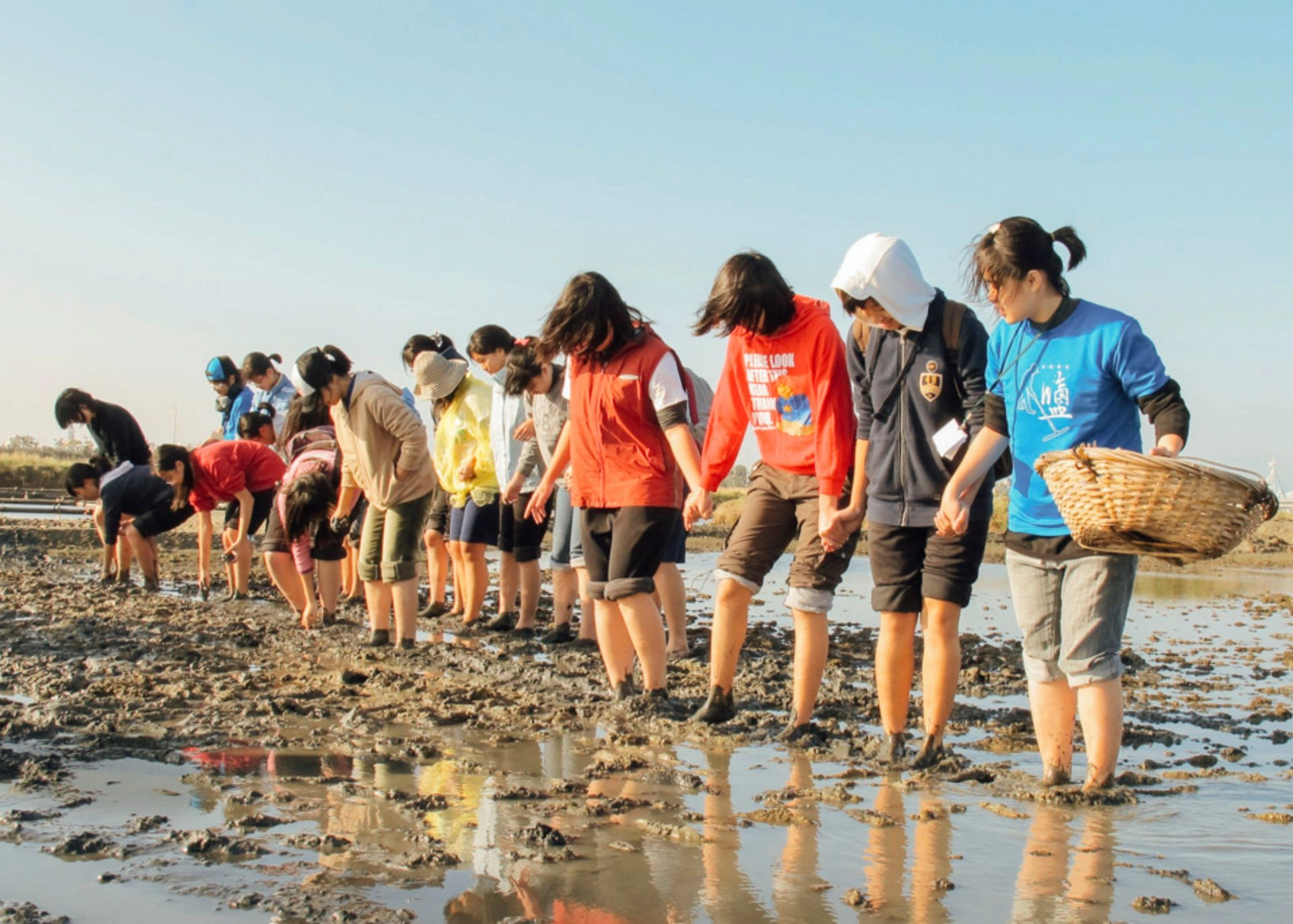 嘉義布袋壯遊點—青年在鹽田踩漿混土,為曬鹽做準備