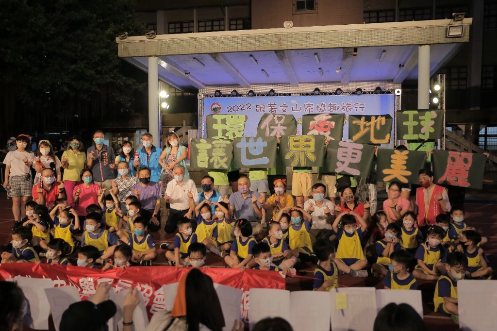 在新北市大豐國小舉辦的「安心一夏,無痕生活園遊會」,慈濟志工持續深入社區,推動蔬食無痕愛地球的理念。