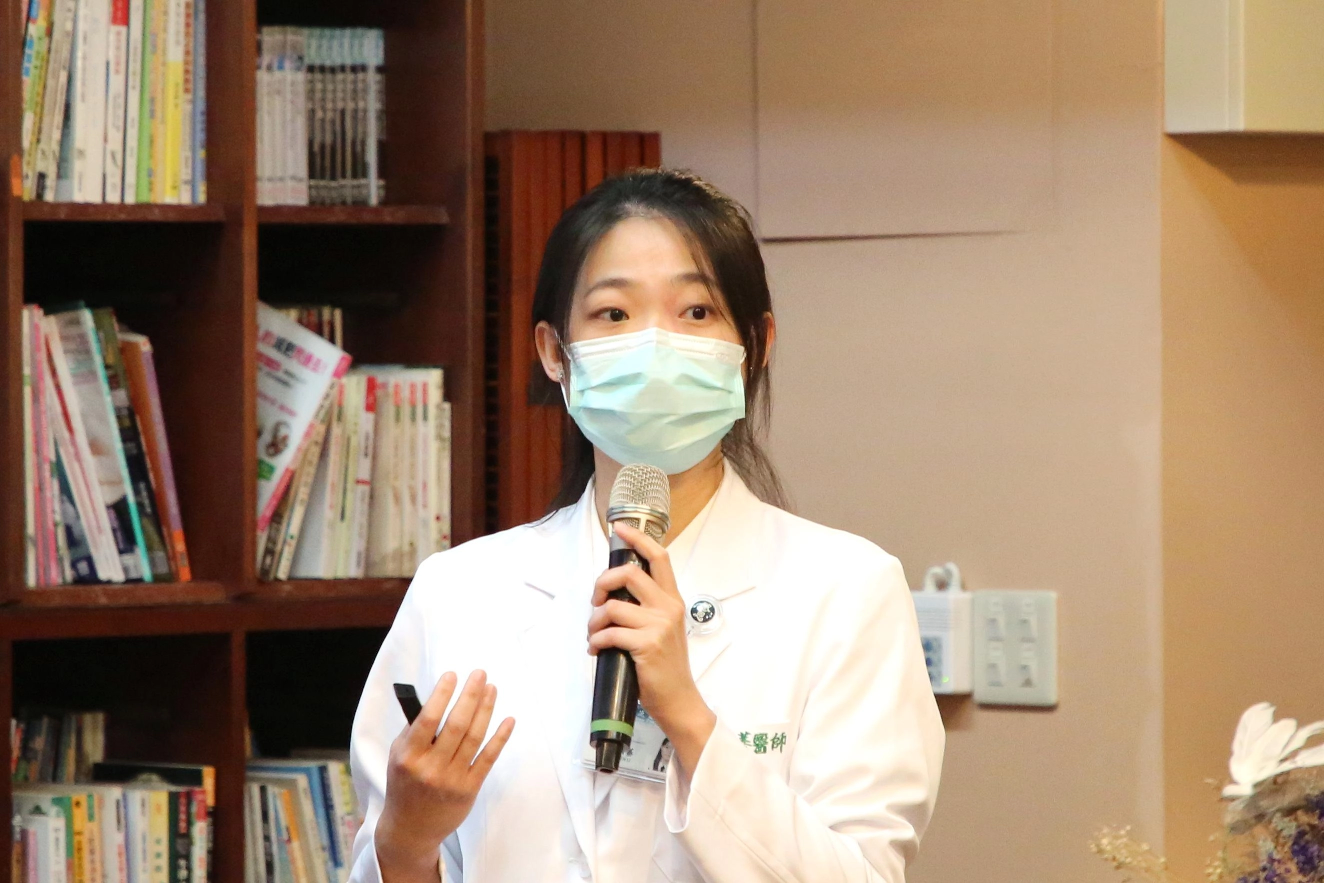 婦產部醫師李佩蓁分享經陰道自然孔婦科手術,透過人體自然孔洞以內視鏡器械進行,可避免體表傷口,用來進行子宮切除、良性卵巢腫瘤或輸卵管水瘤切除手術等。