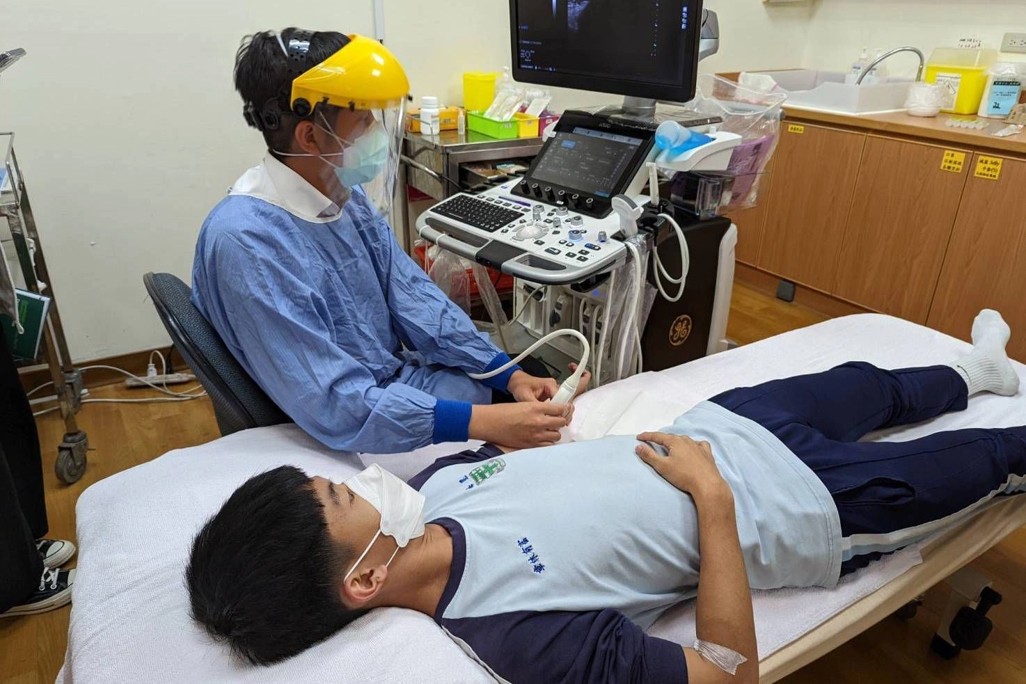 花蓮慈院復健科葉映庭醫師,為海星高中卡巴迪男組隊長章林有富做超音波導引介入性治療。