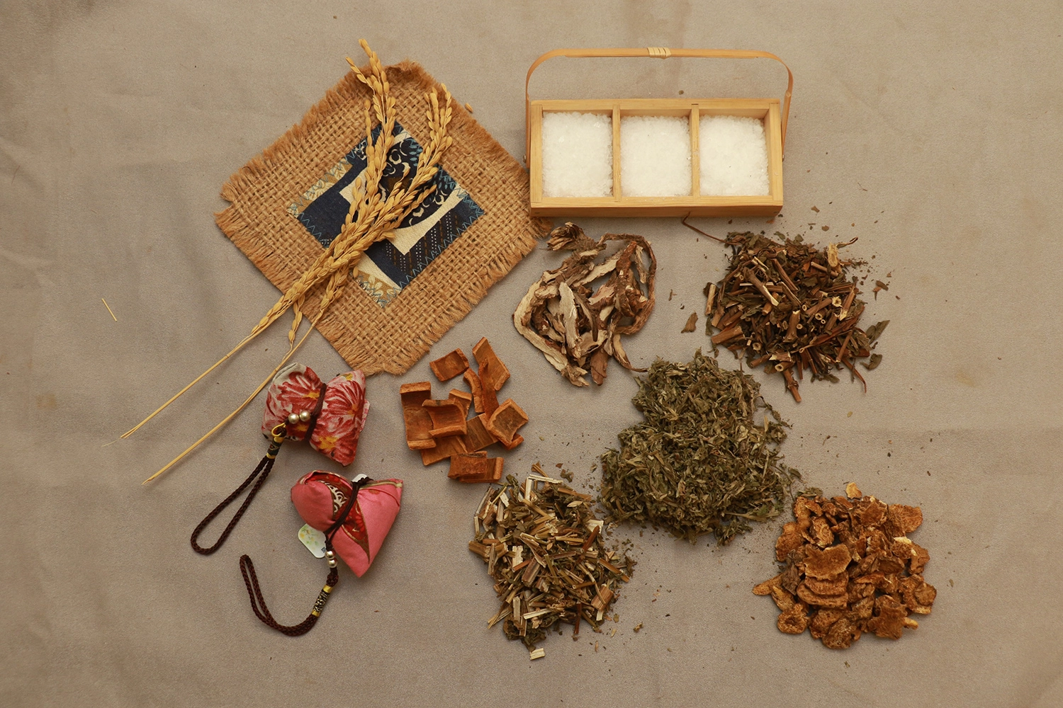 可將石菖蒲、艾葉…等藥材研磨成粉製成香囊隨身攜帶,就像是帶著一個作用非凡的「空氣淨化器」,既應景又能防疫。