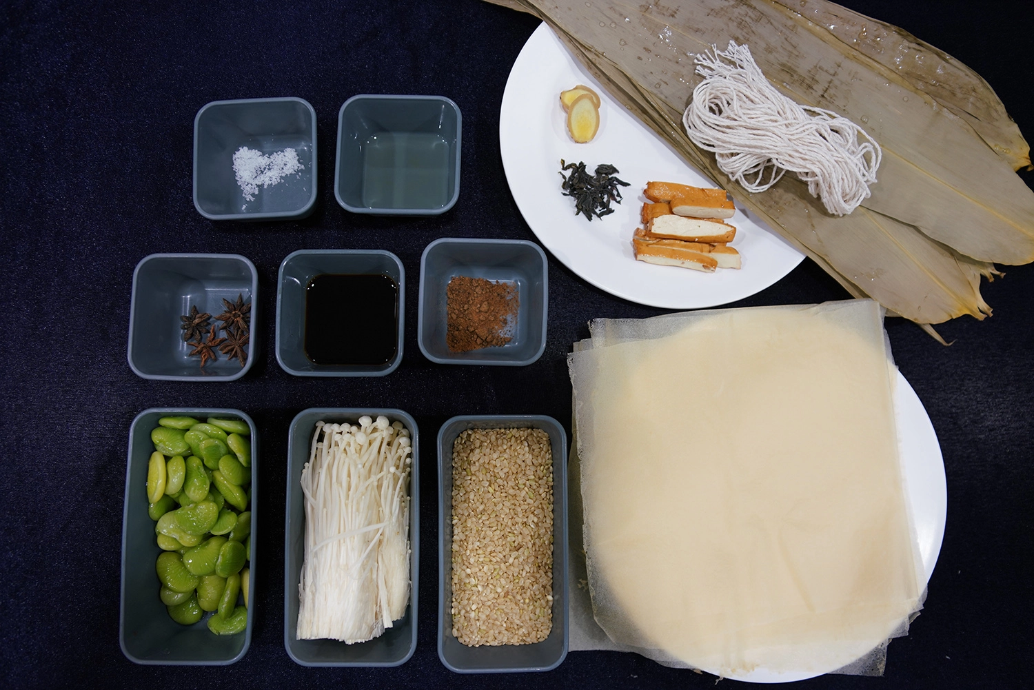 千張皇帝粽材料,包括糙米、粽葉、拌飯料、內餡皇帝豆與 內餡調味料。