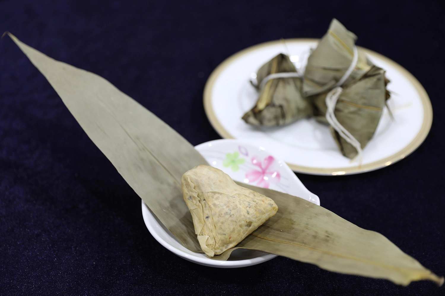 千張皇帝粽成品,飽滿可口,每顆重量約140公克,熱量僅213大卡。