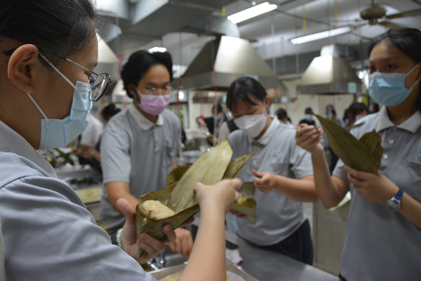 外籍生首次嘗試包粽子,餡料滿到粽葉都闔不起來。