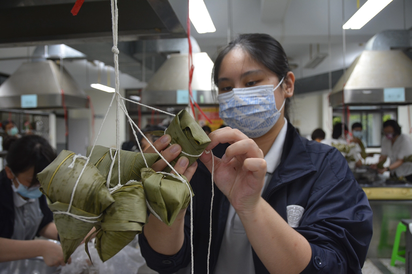 外籍生包的粽子,比台灣粽尺寸幾乎大上一倍。