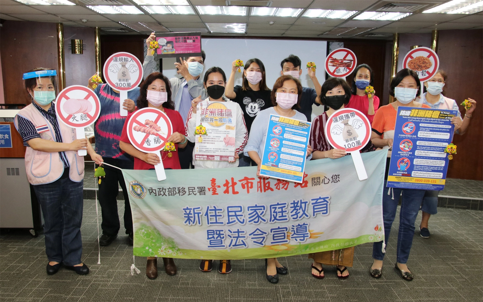 移民署北區事務大隊臺北市服務站舉辦「新住民家庭教育暨法令宣導課程」,與新住民們手作粽子造型虎年香包,並宣導端午連假勿違法寄送豬肉相關製品入境。