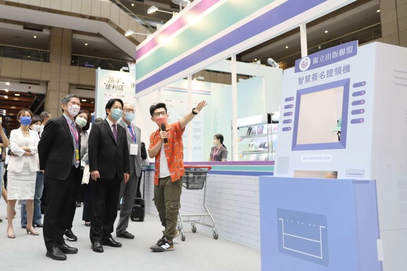 副總統賴清德(中)、文化部長李永得(左)等一同參觀「讀字公民」展區。