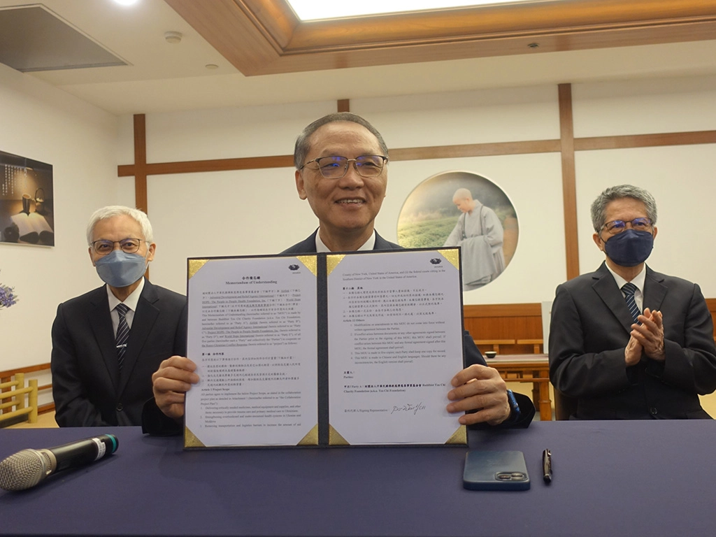 慈濟6月2日與國際組織簽署合作備忘錄,慈濟慈善事業基金會由顏博文執行長(中)代表簽署。