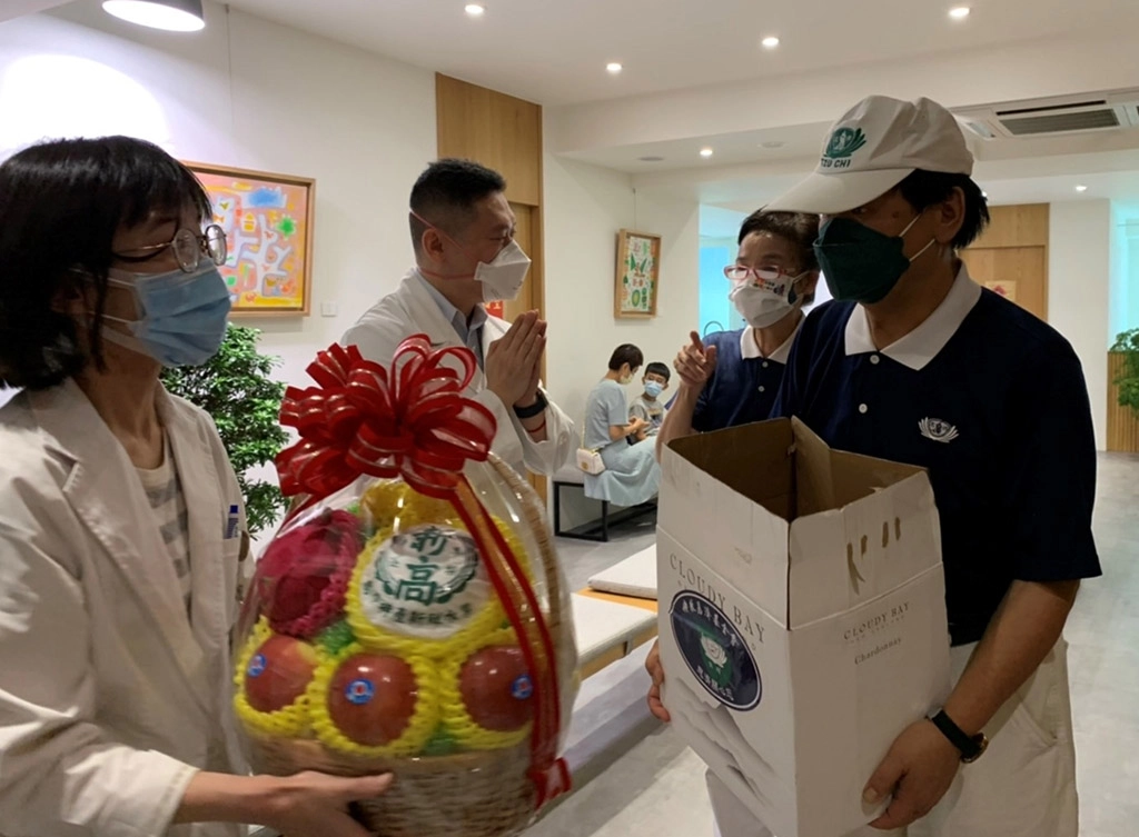 端節連假第二天,不少防疫英雄仍堅守在工作崗位上。