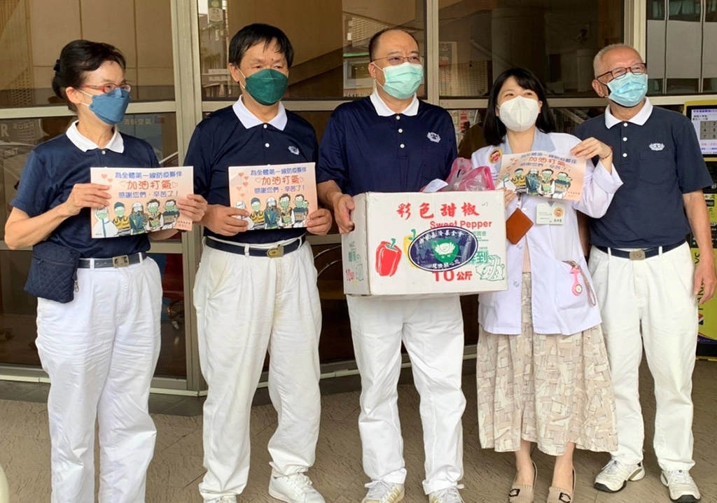 臺北松山區慈濟志工感恩區內五家大小醫療院所及區公所、健康中心,總共送出六百三十個素粽。