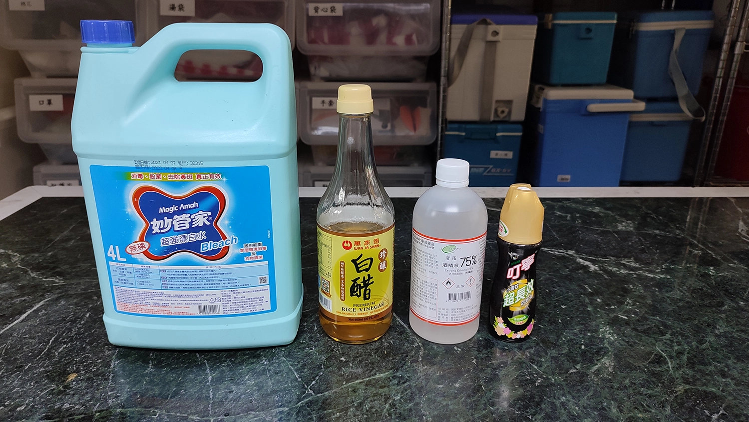 家庭常用稀釋漂白水、酒精、醋酸、橙油等溶液,以擦拭及塗抹方式在地板、家俱表面上可殺死禽螨。