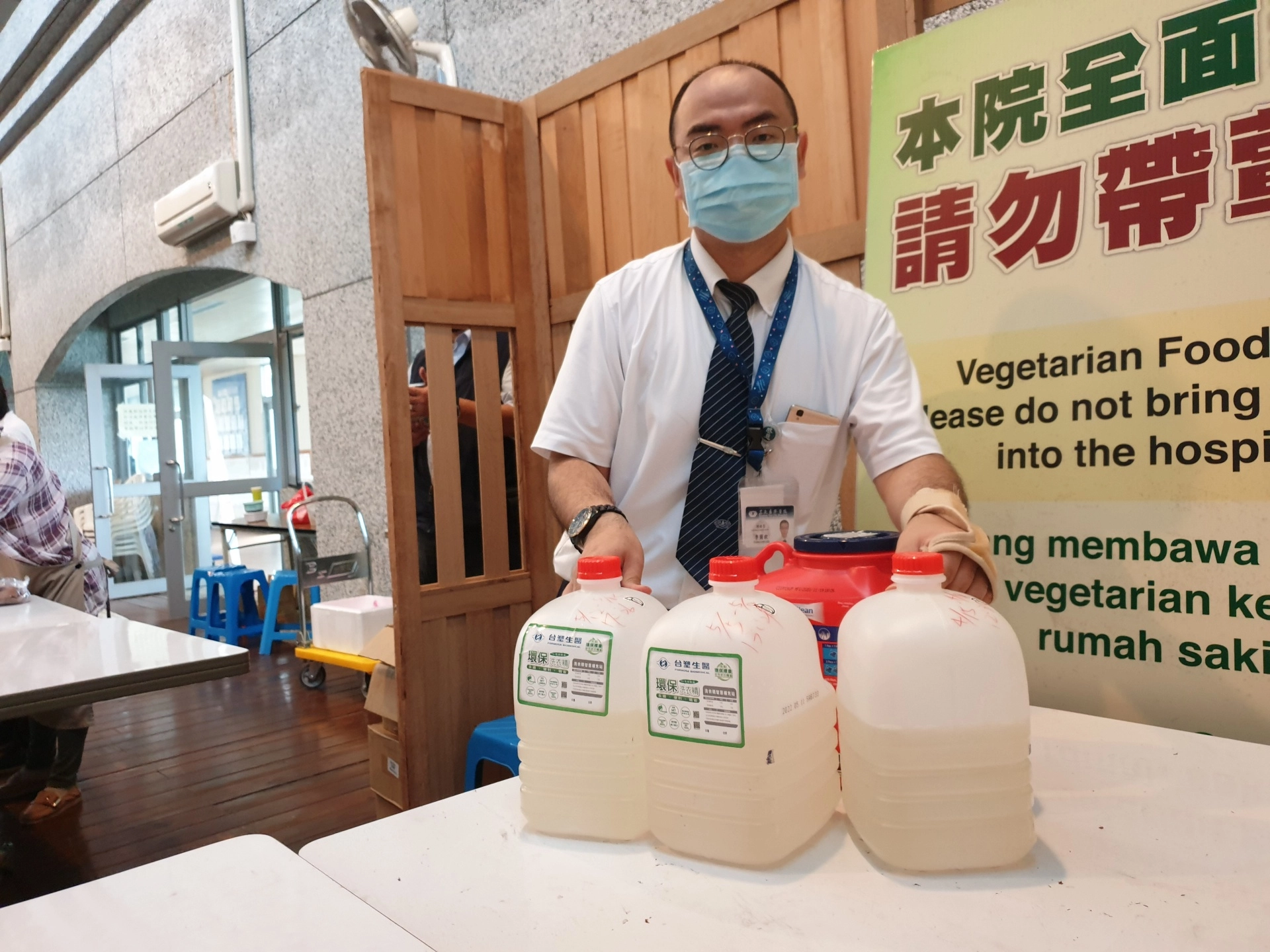 李先生表示,以後自己帶空桶來買,就可以減少使用塑膠桶