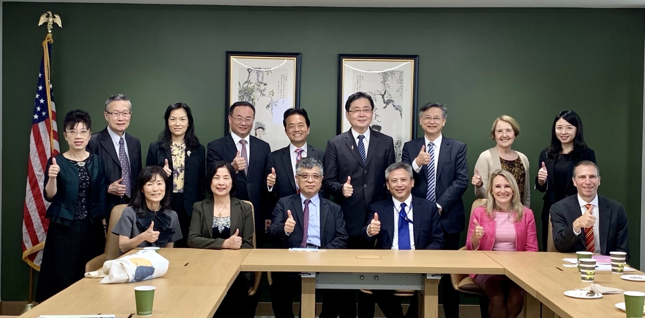 教育部訪團與國務院東亞及太平洋事務局會晤(前排左起:國立成功大學校長蘇慧貞、教育部國際及兩岸教育司司長李彥儀、教育部次長劉孟奇、美國國務院東亞及太平洋事務局首席副助卿梅健華(Kin Moy)、美國東亞及太平洋事務局副助卿 Camille P. Dawson、IT華盛頓總部經貿關係主任Jeffrey Horwitz)