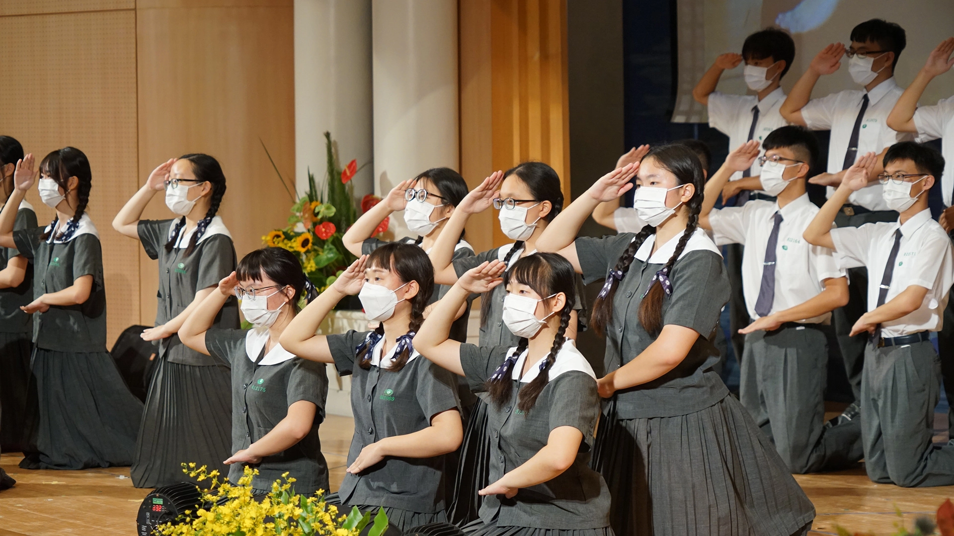 畢業生練習手語,表演「跪羊圖」禮敬師長表達感恩之情。