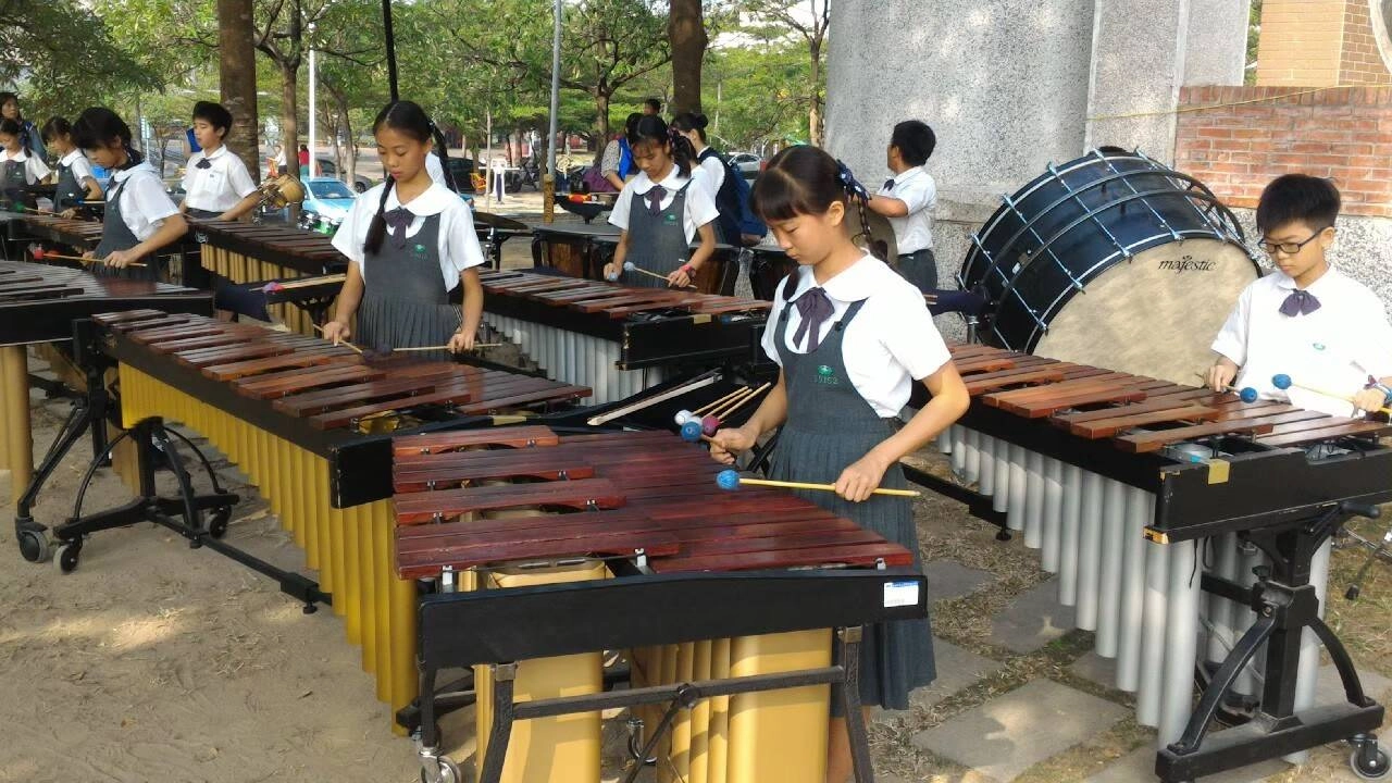 庭妤小學時期已是打擊樂校隊一員,培養出團隊合作能力。