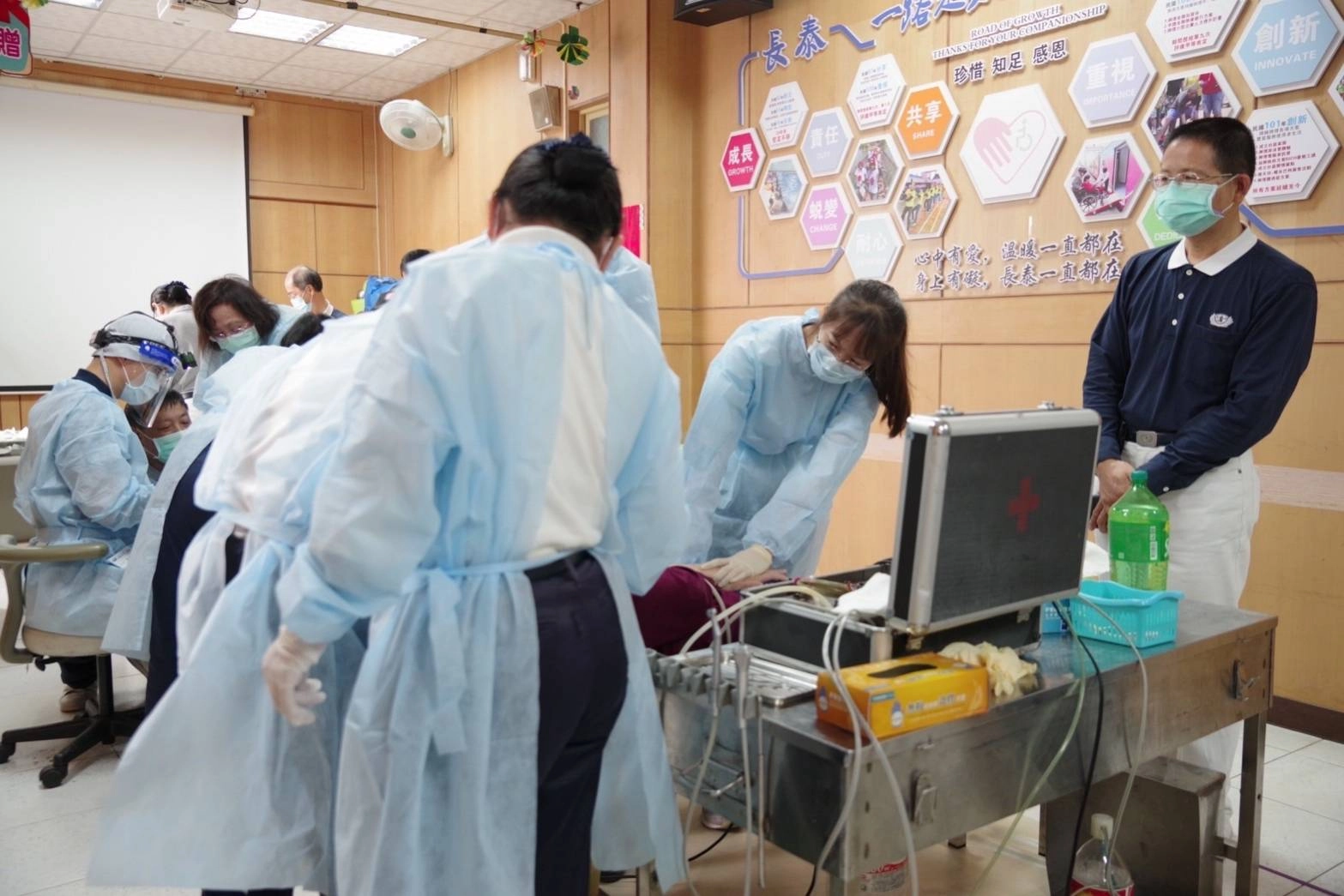 庭妤的爸爸親切守候並擔任學校家長志工,陪伴參與孩子學習成長。