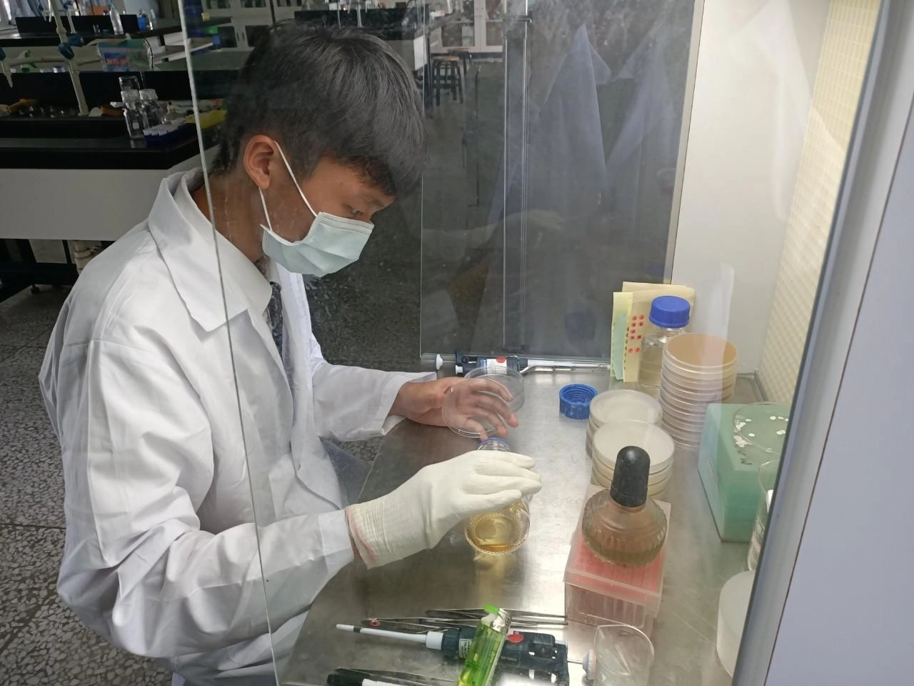 學校老師的教育熱忱,極盡所能的協助指導學生。