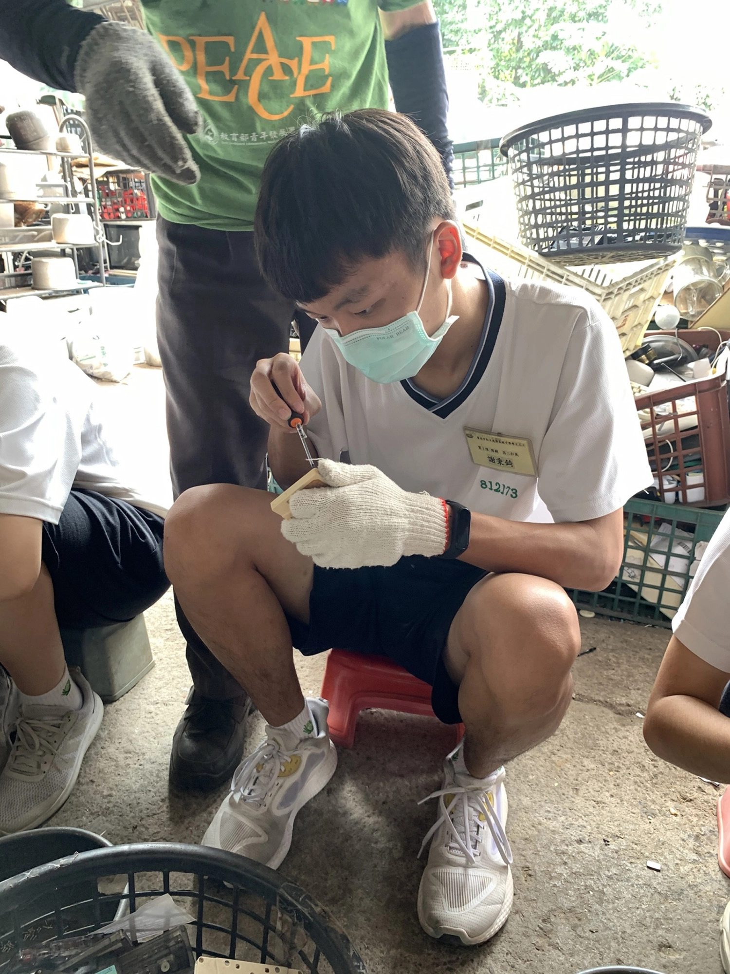 慈濟教育教導孩子環保、行善、行孝,用生命影響生命,期許同學們能自我承擔、傳承愛。