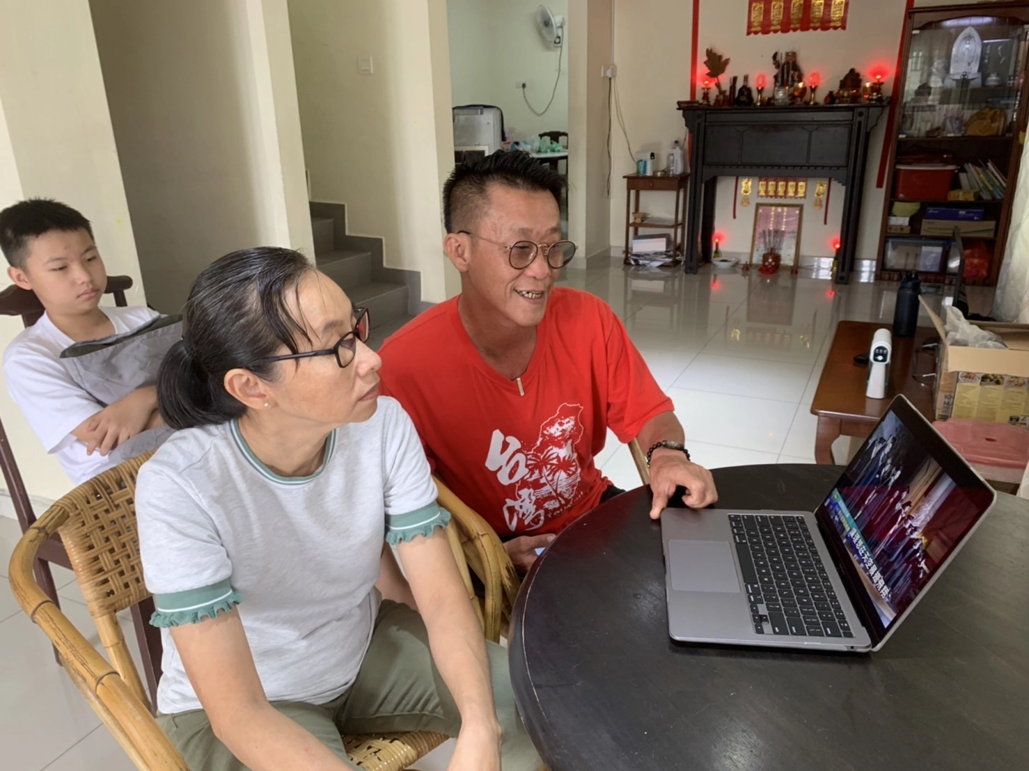 畢業生家長在馬來西亞同步觀看直播,陪孩子見證人生重要時刻。