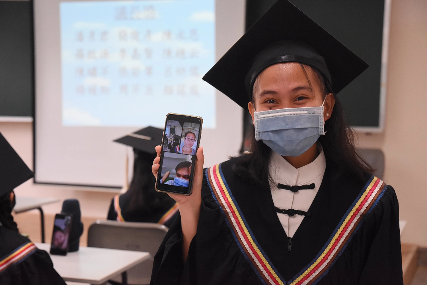 畢業生家長在菲律賓同步觀看直播,陪孩子見證人生重要時刻。