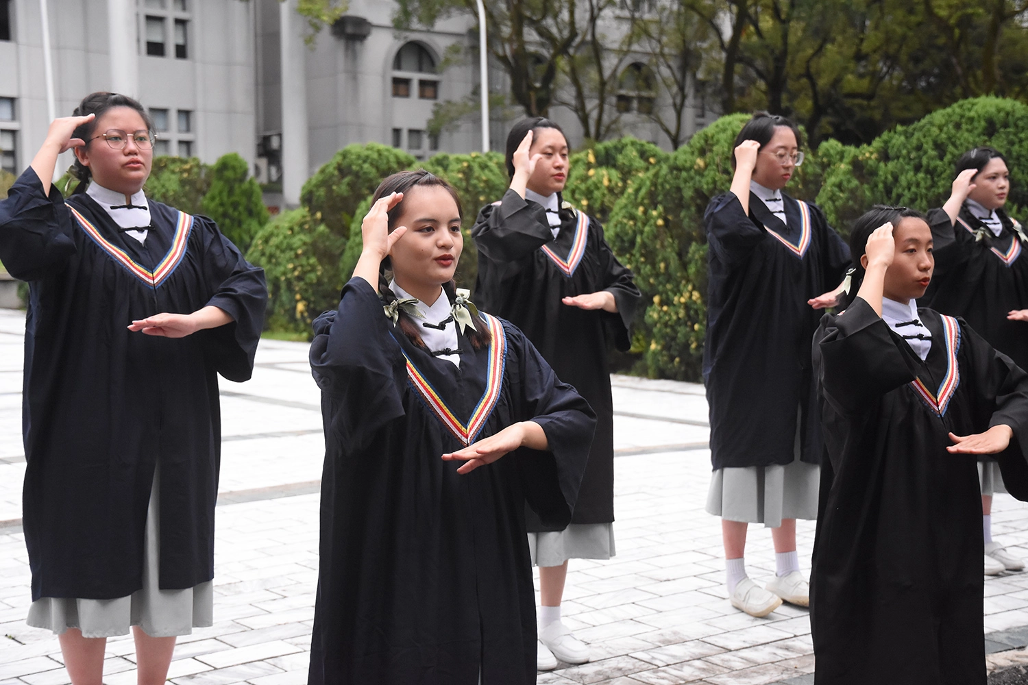 學生專心演繹手語,確保每個動作一致,不錯過任何小細節。