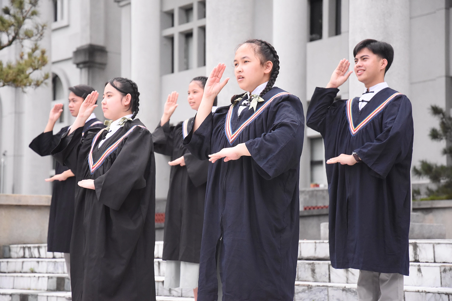 菲律賓學生透過手語演繹「立願文」,向師長傳達感謝之意。