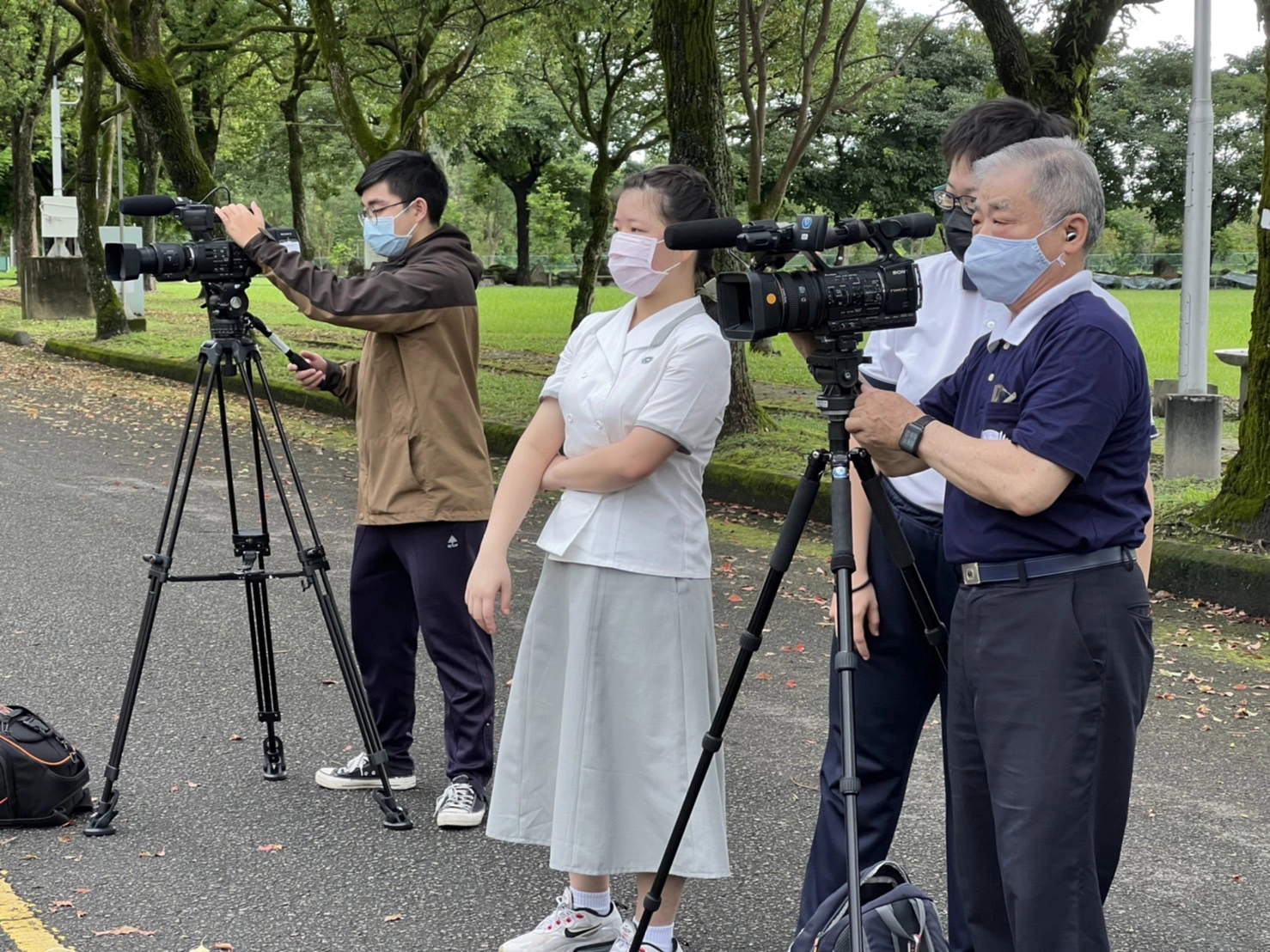 今年手語演繹,專程邀請人文真善美志工張義川(右)掌鏡拍攝。