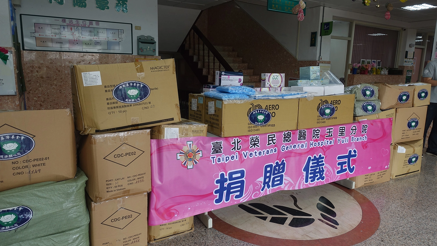 慈濟贈一批防疫物資給台北榮民總醫院玉里分院,6月10日舉行捐贈儀式。(攝影:陳誼謙)