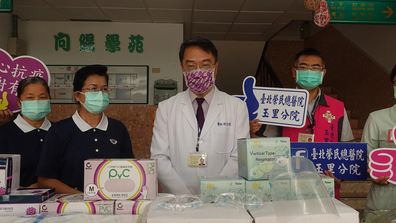 慈濟贈一批防疫物資給台北榮民總醫院玉里分院,由胡宗明院長(中)、玉里慈濟志工代表。 (攝影:陳誼謙)