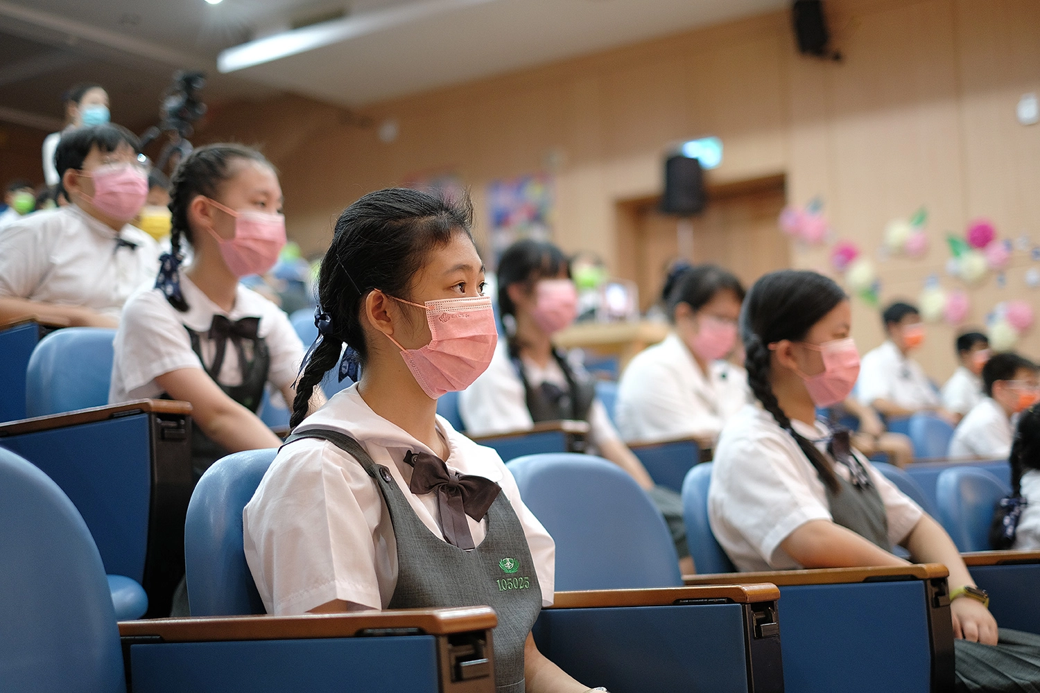 影片中一幀幀親子成長照片,勾起大家點點滴滴的回憶,讓同學們頓時滿溢對父母的感恩之情(陳天和 攝)