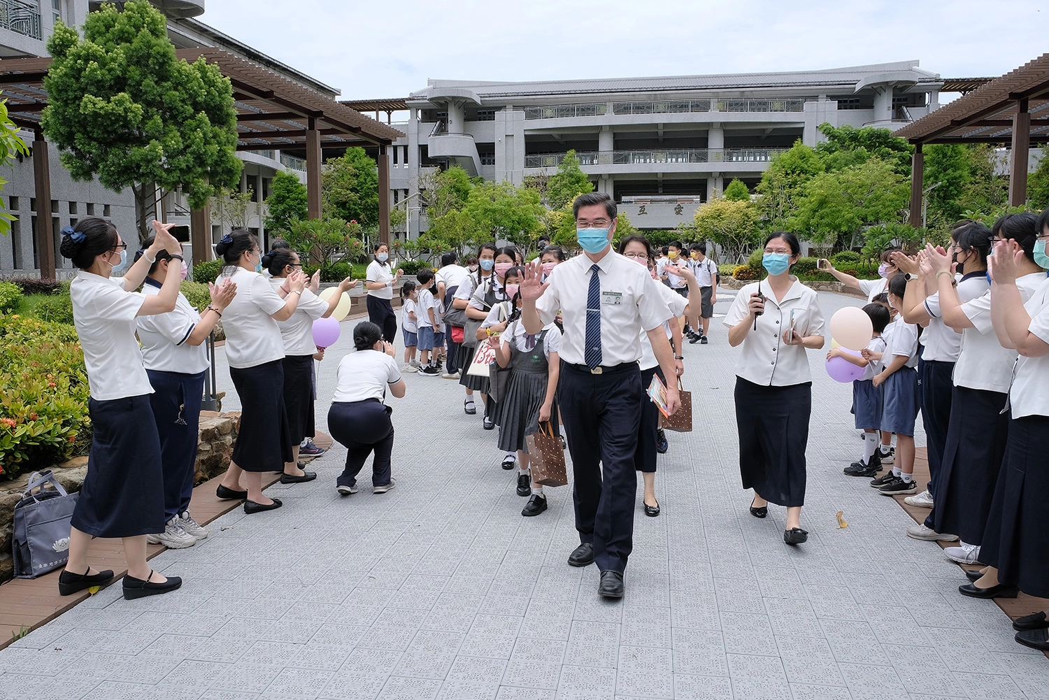 在師長及學弟妹們夾道歡送的掌聲中,畢業生們帶著滿滿的祝福踏上新的旅程(陳天和 攝)