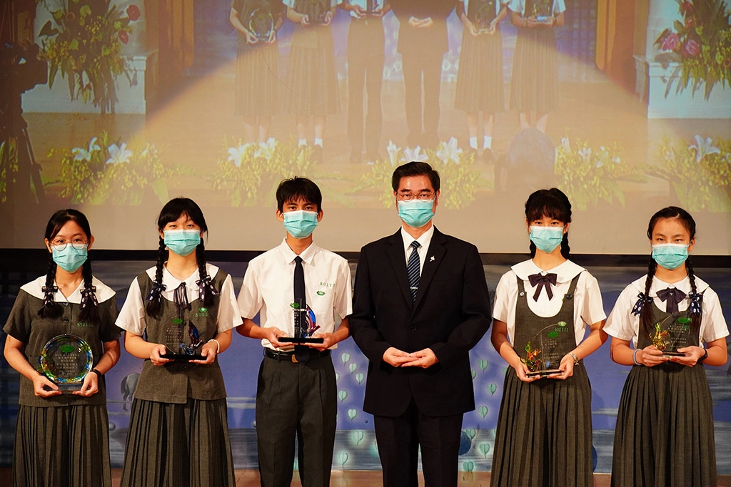 姚智化校長與五位師公上人獎獲獎者陳曦、鄭綺紜,陳宥方、陳柏霖,顏絜儀合影。