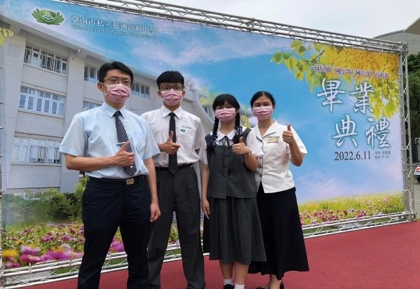 幸福慈濟家庭有同為畢業生陳柏睿及陳宥方兄妹,慈誠爸爸(陳岳男師兄)、 身為師長及畢業生家長(顏秀雯老師)。