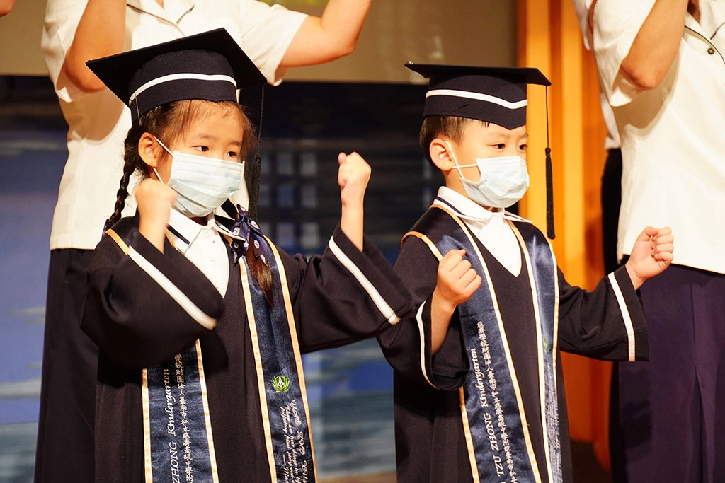 臺南慈中幼兒園用心規劃了專屬的畢業學士服及獨特的榮譽帶,讓畢業生備感榮耀。