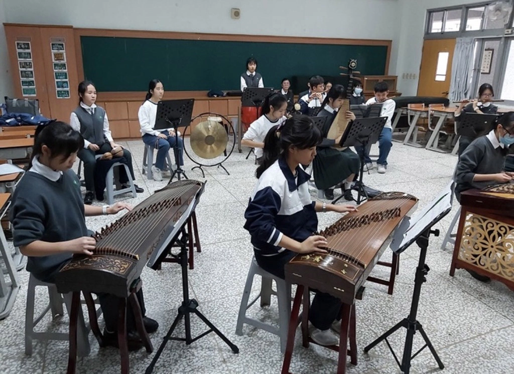 學習壓力大時,透過彈古箏紓壓,棋淳也是學校國樂社一員。