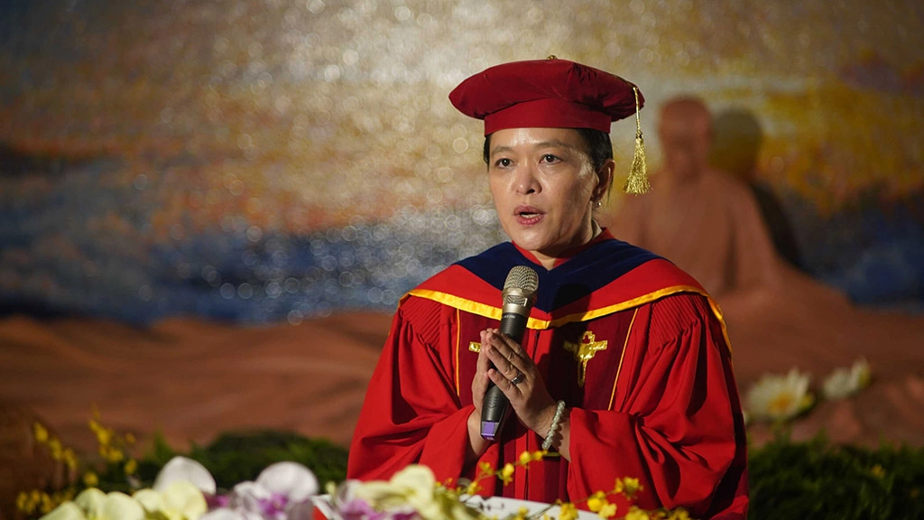 劉怡均校長期許所有畢業生「立足臺灣,庇護天下」,未來在自己的職志生涯開展當中,都能付出自己的專業與時間,與社會的大衆能夠合和互協,共同爲全體人類的身心健康,以及世界和平而努力。