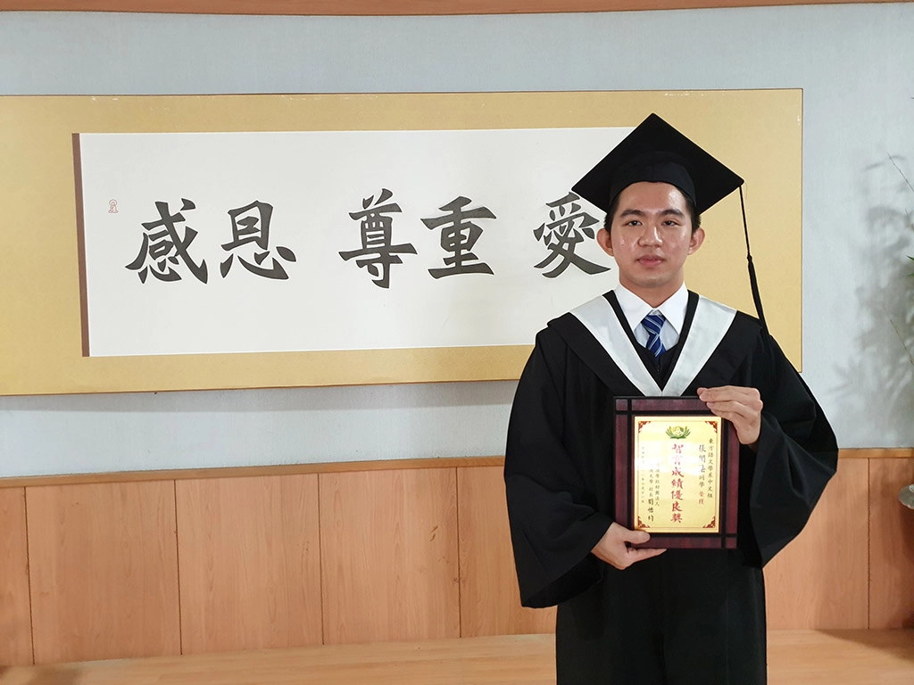 印尼籍學生張聞法因為對中文有興趣,申請印尼慈濟基金會公費生來到慈大念書。